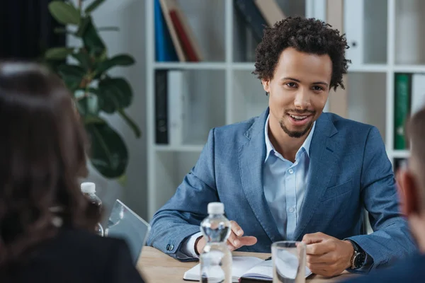 Enfoque Selectivo Del Empresario Afroamericano Positivo Mirando Los Colegas Reunión — Foto de Stock