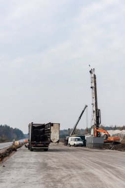 LVIV, UKRAINE - 23 Ekim 2019: Doosan harfli modern kamyonun yanındaki arabalar 