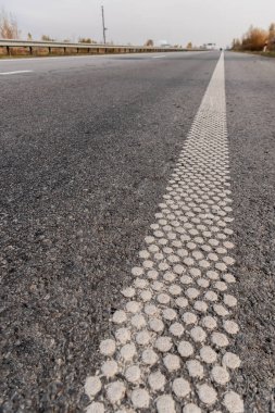 Gri asfaltta beyaz şerit. Boş otoyolda. 