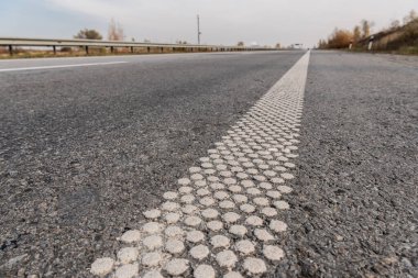 Boş otoyolda gri asfaltta şerit 