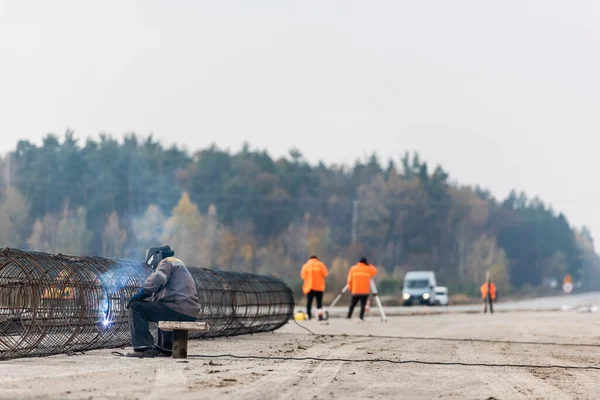 Lviv Ukraine 2019年10月23日 保護マスクおよび均一な溶接金属構造における溶接機の選択的焦点 — ストック写真