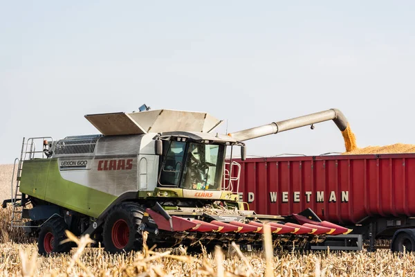 Lviv Ucrânia Outubro 2019 Agricultor Trator Com Cláusulas Inscrição Colheita — Fotografia de Stock