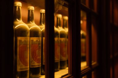 LVIV, UKRAINE - 23 Ekim 2019: şarap ve rafta Kiril harfleri bulunan şişelerin seçici odak noktası 