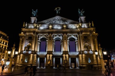 LVIV, UKRAINE - 23 Ekim 2019: Geceleri lviv Ulusal Operası binası 