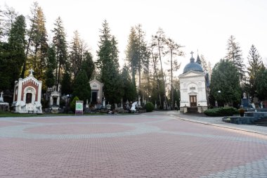 LVIV, UKRAINE - 23 Ekim 2019: Lviv, Ukrayna 'daki Lychakiv mezarlığında haritalı ve harfli mezar mahzenleri ve panosu