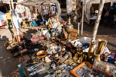 LVIV, UKRAINE - 23 Ekim 2019: Bit pazarı yakınında antika çatal bıçak, hediyelik eşya ve mücevher satıcısı