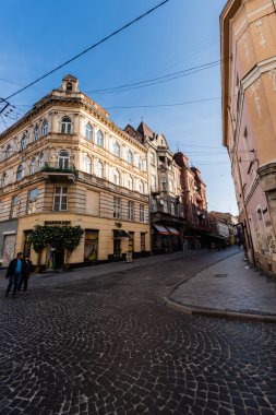 LVIV, UKRAINE - 23 Ekim 2019: Çiçek saksıları ve siril harflerle süslenmiş limon ağaçlarıyla donatılmış eski bir ev 