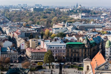 LVIV, UKRAINE - 23 Ekim 2019: Şehir merkezinde arabalı ve eski tarihi binalı cadde
