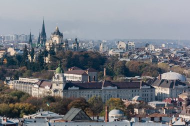 LVIV, UKRAINE - 23 Ekim 2019: şehir merkezindeki belediye binası ve Dominik Kilisesi 'nin havadan görünüşü