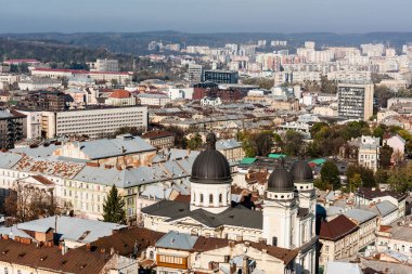LVIV, UKRAINE - 23 Ekim 2019: Dominik kilisesi eski binalarla çevrili şehir manzarası