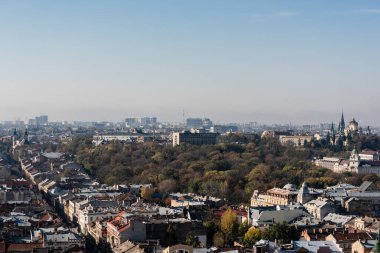 LVIV, UKRAINE - 23 Ekim 2019: Saint Olha ve Elizabeth Kilisesi ile şehir manzarası, ve arka planda Dominikan Katedrali