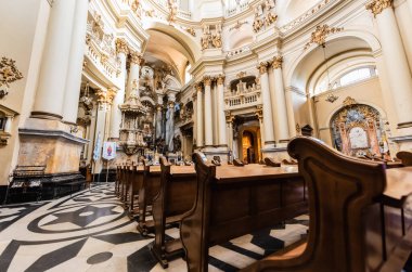 LVIV, UKRAINE - 23 Ekim 2019: Tahta bankları, mozaik zemini ve yaldızlı süslemeleri olan Dominik kilisesinin içi