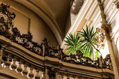 LVIV, UKRAINE - 23 Ekim 2019: Dominik kilisesinde balkon ve doğal bitkilerle balkon