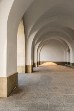 LVIV, UKRAINE - 23 Ekim 2019: Lviv, Ukrayna 'daki Lychakiv mezarlığının Polonya bölümündeki kemer galerisi