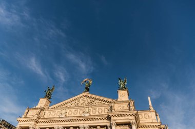 Lviv Opera ve Bale Tiyatrosu, mavi gökyüzüne karşı güneş ışığında