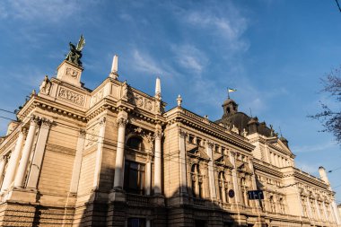 Lviv Opera ve Bale Tiyatrosu, mavi gökyüzüne karşı gün ışığında.