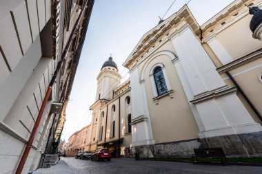 Lviv, Ukrayna 'daki Carmelite Manastırı boyunca asfalt cadde