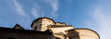 Lviv, Ukrayna 'da mavi gökyüzüne karşı antik kilisenin yatay görüntüsü