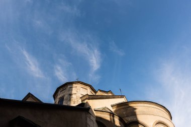 Lviv, Ukrayna 'da mavi gökyüzüne karşı antik kilisenin düşük açılı görüntüsü