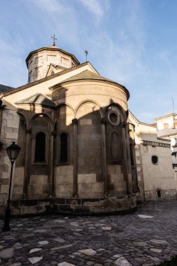 Lviv, Ukrayna 'da eski Ermeni Katedrali mavi gökyüzüne karşı