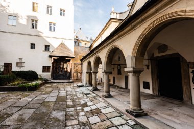 Lviv, Ukrayna 'da kemer galerisi olan Carmelite Manastırı' nın iç bahçesi.