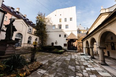 Lviv, Ukrayna 'da kemer galerisi olan Carmelite Manastırı' nın iç bahçesi.