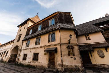 Mavi gökyüzüne karşı Bernardine Manastırı cephesi