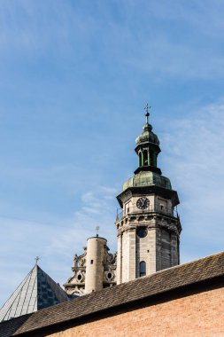 Lviv, Ukrayna 'da mavi gökyüzüne karşı Korniakt kulesi ve manastır duvarı
