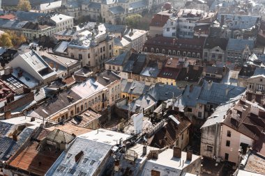 Lviv, Ukrayna 'nın tarihi merkezindeki eski evlerin havadan görünüşü