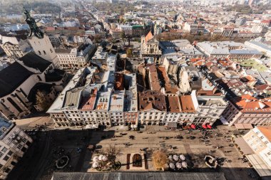 Pazar meydanında yürüyen insanlarla birlikte şehrin tarihi merkezinin havadan görünüşü, lviv, Ukrayna