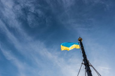 Ukrayna bayrağının düşük açılı görüntüsü lviv, Ukrayna 'da mavi gökyüzüne karşı