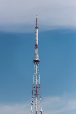 Lviv, Ukrayna 'da mavi gökyüzüne karşı televizyon kulesi yayınlanıyor