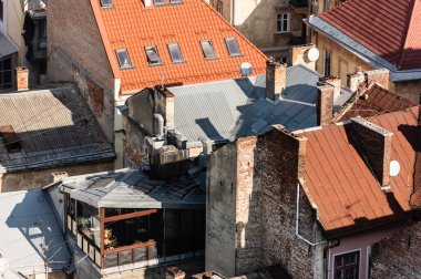 Lviv, Ukrayna 'da renkli çatıları olan evlerin havadan görünüşü