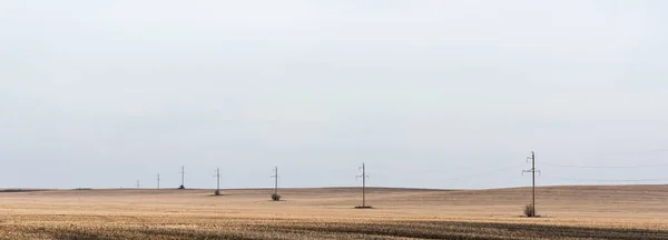 Панорамна Концепція Лінії Електропередачі Біля Золотого Поля Тлі Хмарного Неба — стокове фото