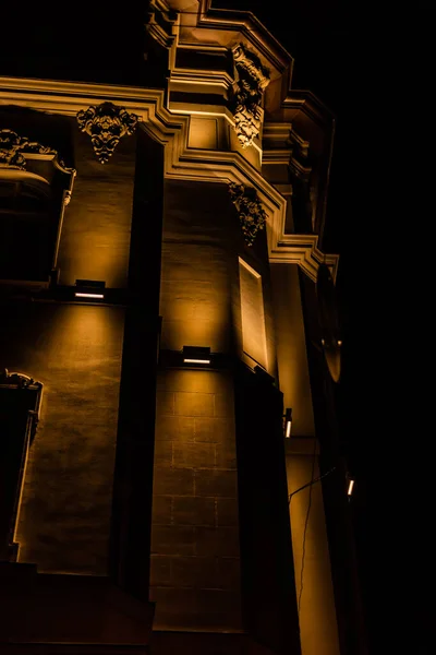 Vista Ángulo Bajo Del Edificio Antiguo Con Iluminación Por Noche —  Fotos de Stock