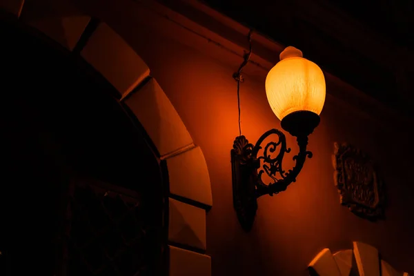 Старинная Уличная Лампа Желтым Освещением Вечером — стоковое фото