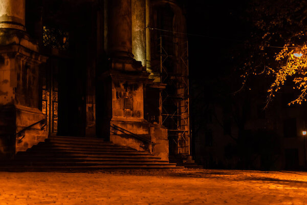 старая лестница в древнем доминиканском соборе ночью
 