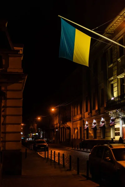 Auto Parcheggiate Sulla Strada Buia Vicino Alla Bandiera Ucraina — Foto Stock