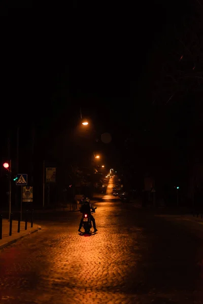 Львов Украина Октября 2019 Года Силуэт Человека Шлеме Скутере Ночью — стоковое фото