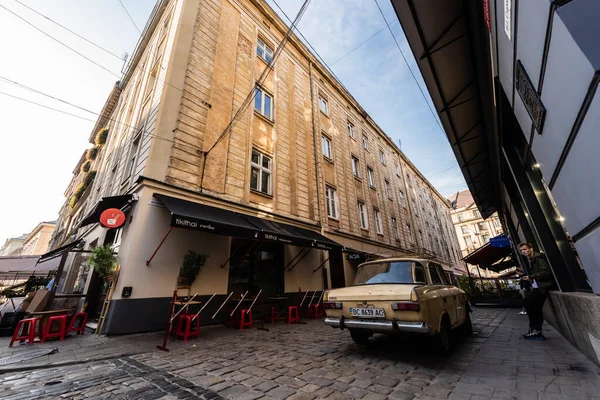 Lviv Ucrânia Outubro 2019 Homem Perto Carro Vintage Café Com — Fotografia de Stock