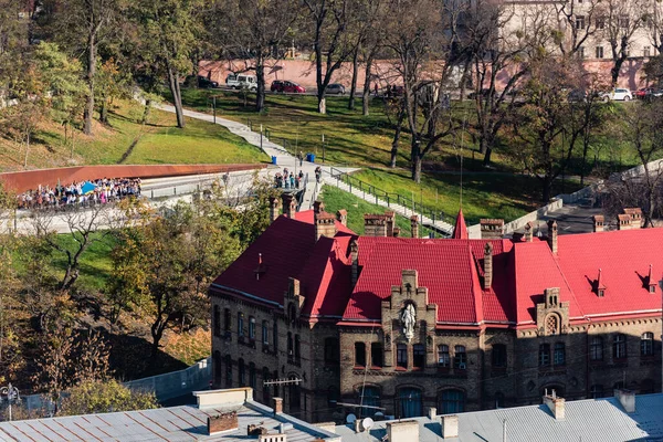 LVIV, UKRAINE - 23 Ekim 2019: Eski itfaiye teşkilatının havadan görünüşü ve parkta yürüyen insanlar