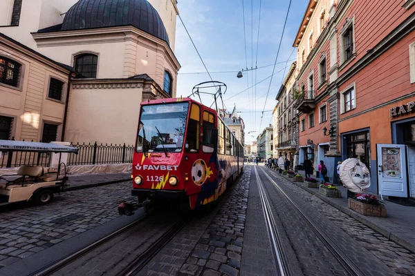 Lviv Ucrania Octubre 2019 Tranvía Rojo Con Letras Favbet Calle — Foto de Stock