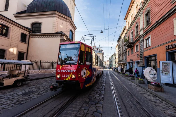 LVIV, UKRAINE - 23 Ekim 2019: Şehir merkezindeki caddede favori harfli kırmızı tramvay