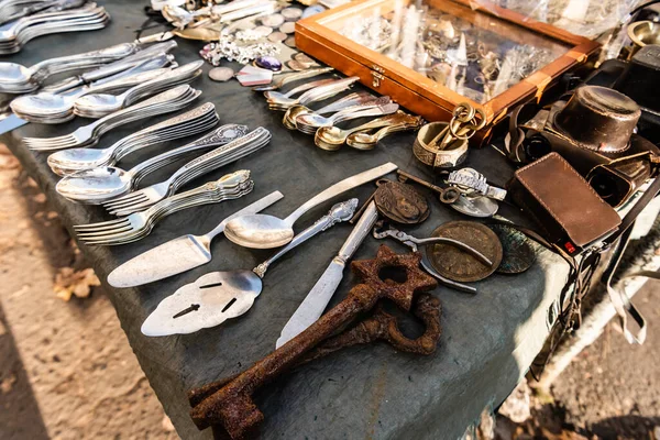 Stall Υπαίθρια Αγορά Vintage Μαχαιροπήρουνα Σκουριασμένα Κλειδιά Κάμερα Και Αναμνηστικά — Φωτογραφία Αρχείου