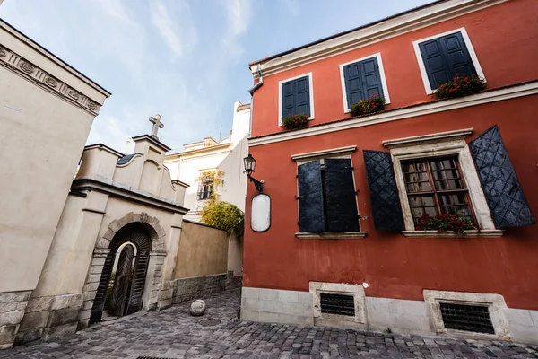 Casa Vieja Roja Con Persianas Ventanas Cerca Del Arco Con —  Fotos de Stock