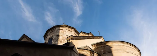 乌克兰利沃夫古代教堂与蓝天的水平图像 — 图库照片