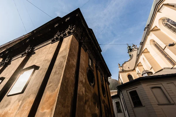 Baixo Ângulo Visão Edifícios Medievais Contra Céu Azul Lviv Ucraniana — Fotografia de Stock