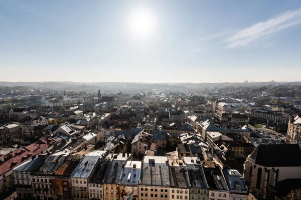 Vista Aérea Panorámica Ciudad Con Sol Brillante Cielo Azul Lviv — Foto de Stock