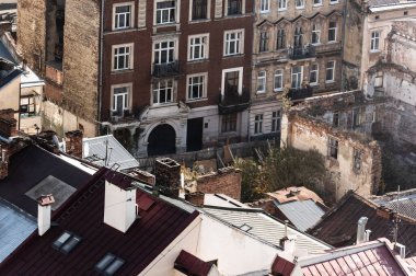 Lviv, Ukrayna 'daki harabelerin yanındaki eski binaların ve ağaçların hava manzarası