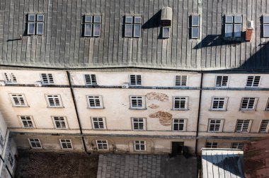 Iviv, Ukrayna 'daki Mansard pencereli eski evin havadan görünüşü
